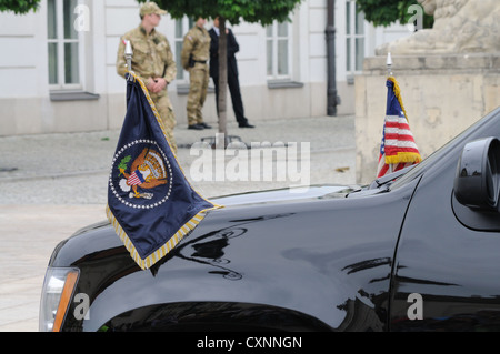 drapeau sur limousine présidentielle Banque D'Images