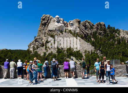 Les touristes qui pose pour des photos sur Grand View Terrace au Mount Rushmore National Memorial, Black Hills, Dakota du Sud, USA Banque D'Images