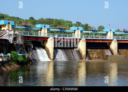 Barrage d'irrigation dans le Kerala en Inde et scène de l'eau qui coule à travers le barrage-déversoir à Aruvikkara Volets Banque D'Images