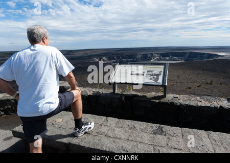 Elk284-2301, Big Island, Hawaii Volcanoes National Park, Halema'uma'u cratère avec l'homme syndicat Banque D'Images