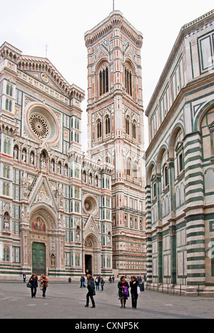 Piazza Duomo de Florence avec Cathédrale de Santa Maria del Fiore, à gauche, avec le Clocher de Giotto, le Baptistère, en face du centre Banque D'Images
