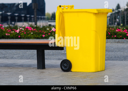 Big Yellow container de recyclage dans le parc Banque D'Images