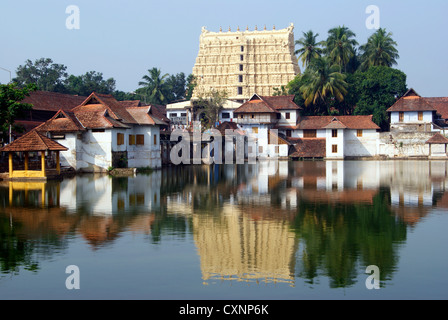 Sri Padmanabhaswamy Temple et temples étang sur d'anciens bâtiments du temple royal en vue de l'eau paysage réflexion à Kerala, Inde Banque D'Images