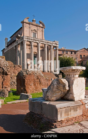 L'église baroque de San Lorenzo à Miranda dans les ruines du Forum Romain à Rome Banque D'Images