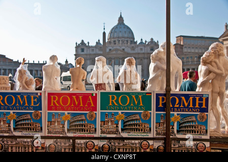 Boutique de souvenirs de Rome face à la basilique Saint Pierre au Vatican Banque D'Images