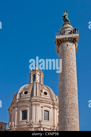 Dans la colonne de Trajan Forum de Trajan avec de l'Église Santissimo Nome di Maria Banque D'Images