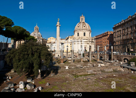 La Colonne Trajane en ruines de du Forum de Trajan Banque D'Images