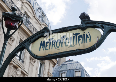 Inscrivez-vous au-dessus d'une entrée de métro dans le Quartier Latin de Paris Banque D'Images