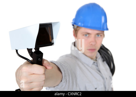 Portrait de jeune électricien against white background Banque D'Images