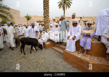 Les foules au souk de bétail à Nizwa, Oman Banque D'Images