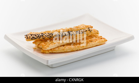Gressins bretzels sésame émaillé avec mettre isolé sur le plat Banque D'Images