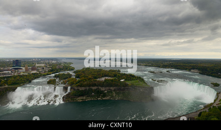 Vue aérienne de la rivière Niagara qui coule au nord du lac Érié au lac Ontario à la Niagara Falls aux États-Unis et vers les chutes canadiennes avec des nuages gris Banque D'Images