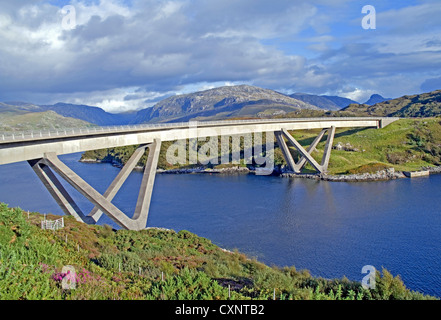 Le pont à Kylesku portant l'un sur Caolas Cumhann894, par un Chairn Bhain Loch, dans les Highlands, Ecosse Sutherland UK Banque D'Images