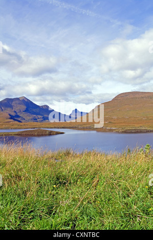 Stac Pollaidh & Beag cul vu à travers Lochan un ais, par Knockan Crag Visitor Centre, Wester Ross, Scotland, UK Northern Highlands Banque D'Images