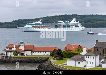 Bateau de croisière Vision de la mer ancrée dans le Firth of Forth en Ecosse avec North Queensferry dans l'avant-plan Banque D'Images