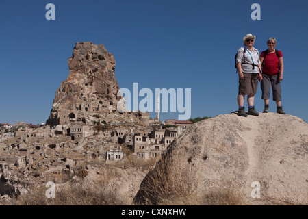 Deux touristes à la périphérie de la ville de Ortahisar Cappadoce,,Turquie. Banque D'Images