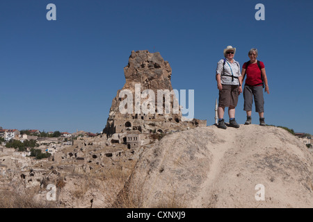 Deux touristes à la périphérie de la ville de Ortahisar Cappadoce,,Turquie. Banque D'Images