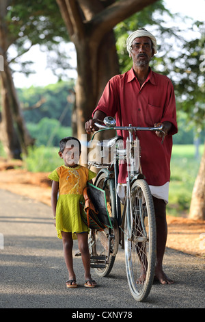 Indian girl aller à l'école avec son père l'Andhra Pradesh en Inde du Sud Banque D'Images