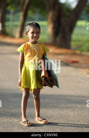 Indian girl aller à l'école l'Andhra Pradesh en Inde du Sud Banque D'Images