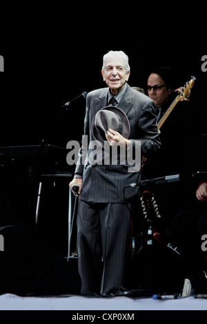 Leonard Cohen joue la pyramide sur scène le dernier jour de la Glastonbury Festival 2008. Digne ferme, Pilton, Somerset, UK Banque D'Images