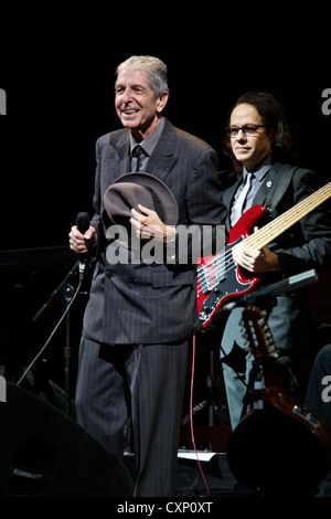 Leonard Cohen joue la pyramide sur scène le dernier jour de la Glastonbury Festival 2008. Digne ferme, Pilton, Somerset, UK Banque D'Images