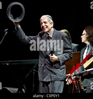 Leonard Cohen joue la pyramide sur scène le dernier jour de la Glastonbury Festival 2008. Digne ferme, Pilton, Somerset, UK Banque D'Images