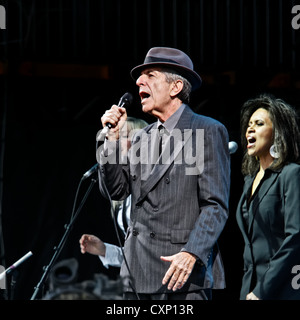 Leonard Cohen joue la pyramide sur scène le dernier jour de la Glastonbury Festival 2008. Digne ferme, Pilton, Somerset, UK Banque D'Images