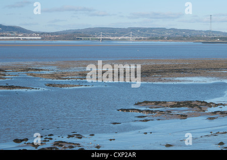 Estuaire du Severn à marée basse à côté du nouveau pont Severn jusqu'à la vers l'ancien pont de la distance Banque D'Images