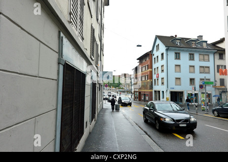 Balades touristiques dans une rue animée de Zurich. C'était une petite route menant au pont au-dessus de la rivière Limmat. Banque D'Images