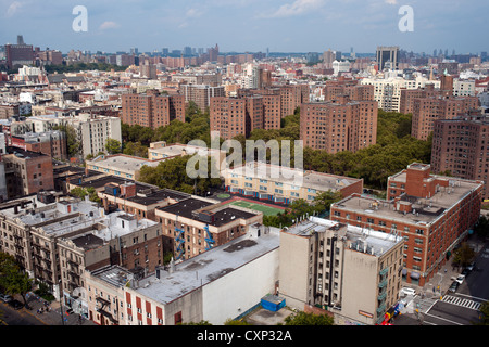 Valeurs d'immeubles à appartements dans le quartier de Harlem à New York à la recherche vers le Queens Banque D'Images