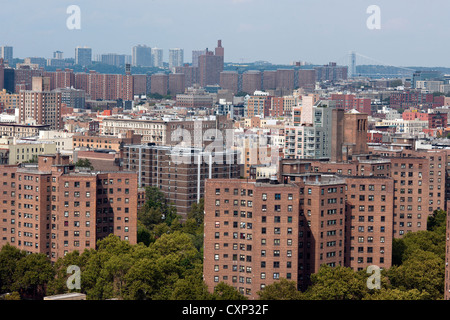 Valeurs d'immeubles à appartements dans le quartier de Harlem à New York à la recherche vers le Queens Banque D'Images