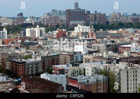 Valeurs d'immeubles à appartements dans le quartier de Harlem à New York à la recherche vers le Queens Banque D'Images