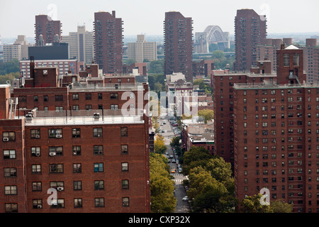 Valeurs d'immeubles à appartements dans le quartier de Harlem à New York à la recherche vers le Queens Banque D'Images