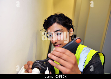 Un jeune apprenti plomberie pratiques à un centre de formation à Bradford Banque D'Images