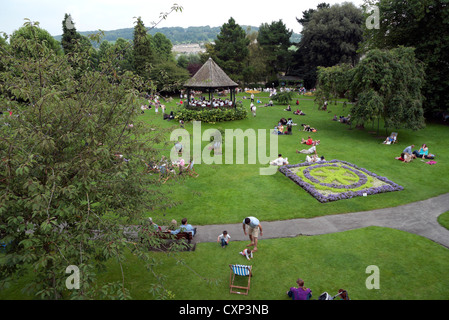 Les gens se détendre près du kiosque en Parade Park Gardens Ville de Bath Avon, England, UK Banque D'Images