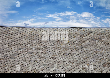 Toit d'argile gris sur fond de ciel bleu. Banque D'Images