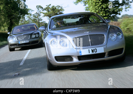 Bentley Continental Flying Spur et GT sur route étroite Banque D'Images