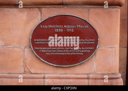 Metal plaque commémorant philanthrope Lady Henrietta Mostyn sur un mur à l'extérieur de l'Mostyn Gallery, rue Vaughan, Llandudno. Banque D'Images