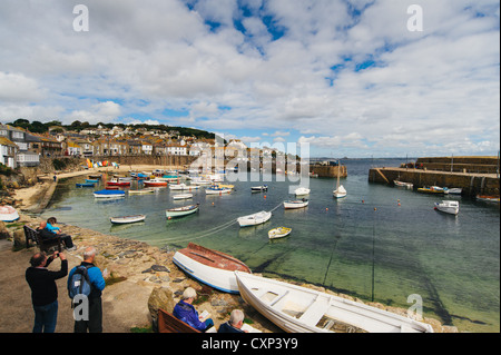 Port Mousehole à Cornwall sur une journée ensoleillée avec la marée et ses bateaux amarrés Banque D'Images