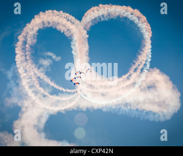 L'équipe de parachute RAF Faucons voler une figure acrobatique de 8 en formation serrée à la RAFA Shoreham Airshow 2007 Banque D'Images