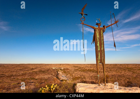 Moon Over 'la bouilloire de la paix" sculpture de chaman indien par Bill Worrell, à Seminole Canyon State Park près de Comstock, Texas Banque D'Images