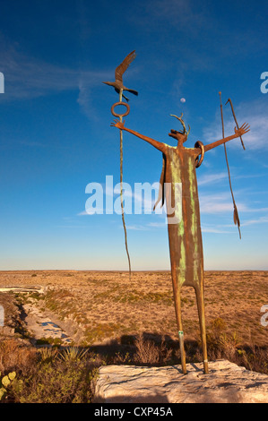 Moon Over 'la bouilloire de la paix" sculpture de chaman indien par Bill Worrell, à Seminole Canyon State Park près de Comstock, Texas Banque D'Images