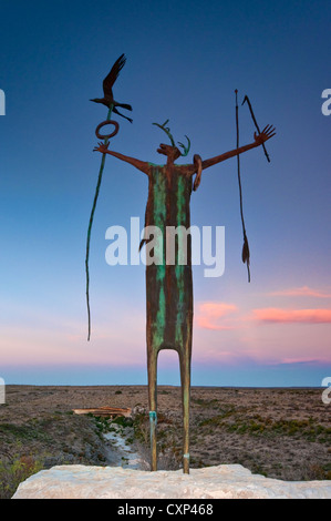 "La bouilloire de la paix" sculpture de chaman indien par Bill Worrell, à Seminole Canyon State Park près de Comstock, Texas, États-Unis Banque D'Images