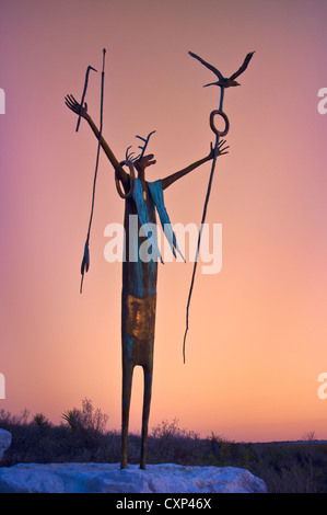 "La bouilloire de la paix" sculpture de chaman indien par Bill Worrell, à Seminole Canyon State Park près de Comstock, Texas, États-Unis Banque D'Images