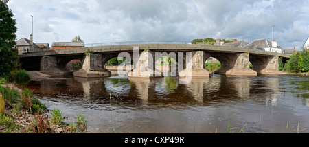 Brecon Bridge sur la rivière Usk panorama. Pays de Galles au Royaume-Uni. Banque D'Images