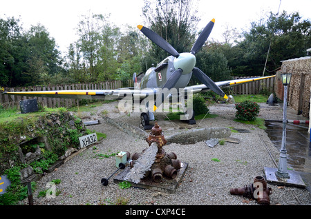 Réplique d'un modèle à l'échelle de Supermarine Spitfire dans un jardin près de Newquay Cornwall Banque D'Images