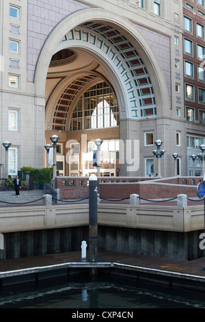 Rowes Wharf Boston, avec l'arche de la distinctive hôtel Boston Harbor On The Waterfront au Port de Boston Banque D'Images