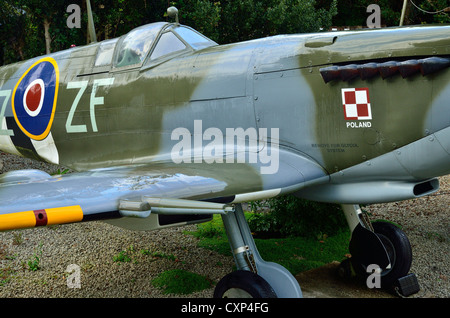 Réplique d'un modèle à l'échelle de Supermarine Spitfire dans un jardin près de Newquay Cornwall Banque D'Images