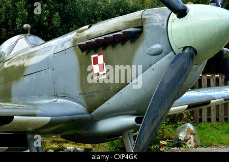 Réplique d'un modèle à l'échelle de Supermarine Spitfire dans un jardin près de Newquay Cornwall Banque D'Images