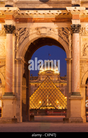 Musée du Louvre vue à travers la voûte de l'Arc de triomphe du Carrousel, Paris France Banque D'Images